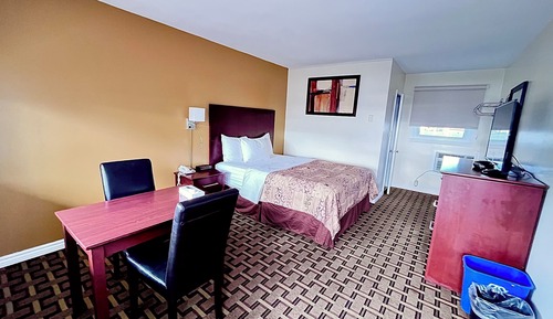 Deluxe Room, 1 Queen Bed, Refrigerator & Microwave, Lake View