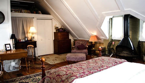 John Schneider Suite (1 Queen Bed, Private Bathroom)