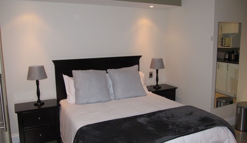 Executive Studio, 1 Queen Bed, Kitchenette, Courtyard Area