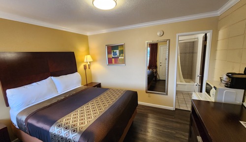 Deluxe Room, 1 Queen Bed, Non Smoking, Refrigerator & Microwave