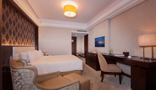 Elegant Lake View Family Suite