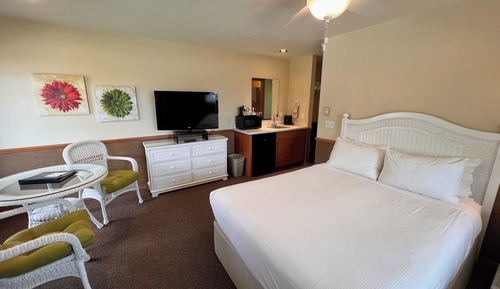 Queen, Harbor View, w/ Rain Shower & Outdoor Table,  Second Floor
