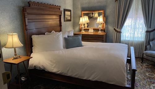Deluxe Room, 1 Queen Bed (Blue)