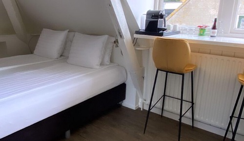 Deluxe Double Room, 1 Queen Bed, Private Bathroom, Courtyard View