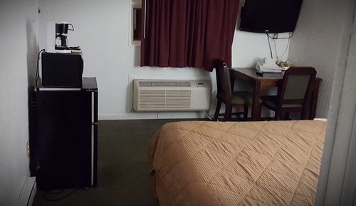 Deluxe Room, 1 Queen Bed, Smoking, Refrigerator & Microwave
