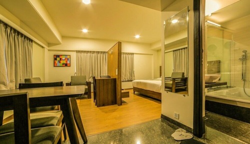 Premium Suite, 1 King Bed, Refrigerator, Park View