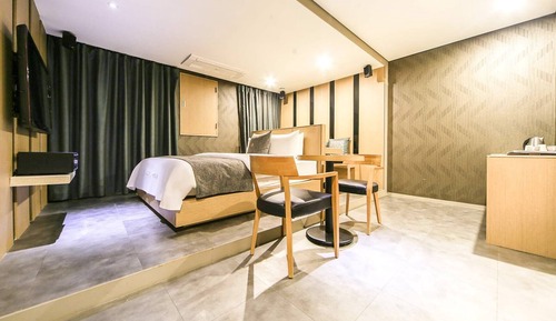 Deluxe Room (Extra fee applies for 2+ consecutive nights stay)