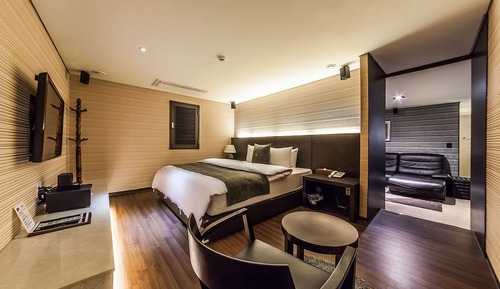 Royal Suite (Extra fee applies for 2+ consecutive nights stay)