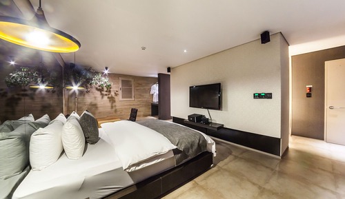 Suite Double (Extra fee applies for 2+ consecutive nights stay)