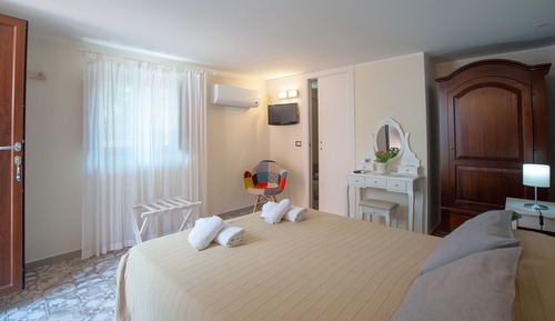 Classic Double Room, Courtyard View (Rosa)