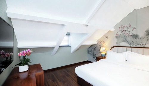 Basic Single Room, 1 Queen Bed, City View