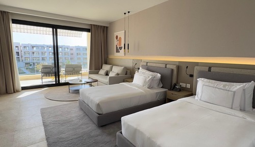 Deluxe Room Pool View Twin Beds
