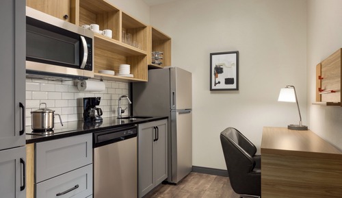 Studio Suite, 1 King Bed, Roll-in Shower (Mobility Accessible)