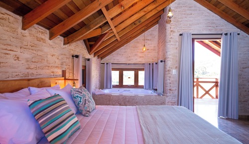 Chalé III com hidromassagem e vista para as montanhas