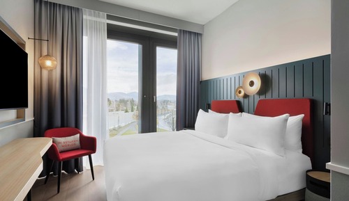 Deluxe Room, 1 King Bed, Non Smoking, Valley View