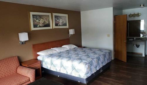 Room, 1 King Bed, Smoking