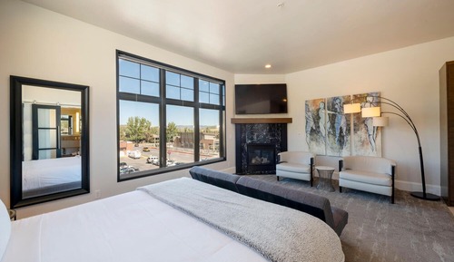 Lespri King Suite 303