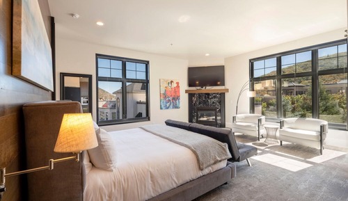 Lespri King Suite 302