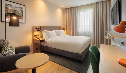 Standard Room, 1 Queen Bed, Pool View