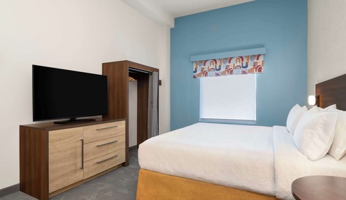 Suite, 1 King Bed, Accessible (Roll-In Shower)