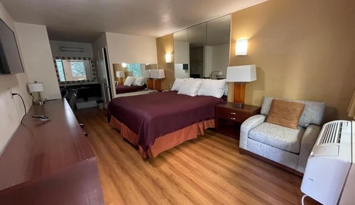 Single Room, 1 King Bed, Non Smoking, Private Bathroom