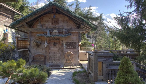 Chalet Les Clarines with Private Jacuzzi