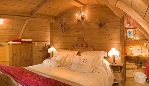 Chalet Les Barattes with Private Jacuzzi