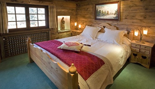 Room à la Vierge with viewed on Jacuzzi (Jacuzzi visible by hotel guests)