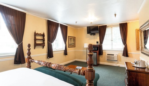 Standard Suite, 1 King Bed (First Floor)