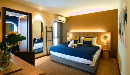 Grand Deluxe with Bathtub