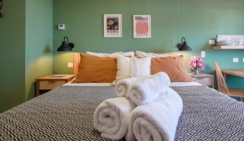 Llanten Lake View and Parking