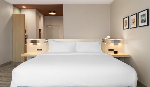 Room, 1 King Bed (Drinks & Snacks)