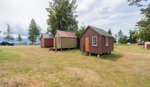 Basic Cabin, Garden View