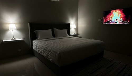 Luxury Studio, 1 Queen Bed, Private Bathroom