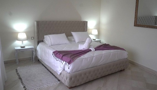 Deluxe Suite, 1 King Bed, Garden View