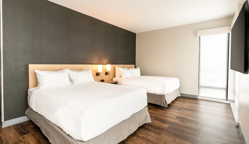 Suite, 2 Queen Beds, Roll-in Shower