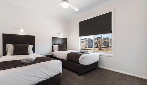 Deluxe 2 Bedroom Cabin - Sleeps 4