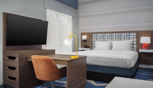 Studio, 1 King Bed, Refrigerator & Microwave (Wet bar)