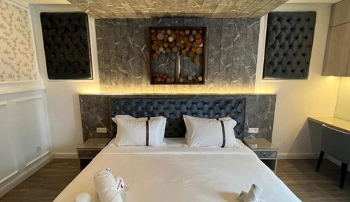 Executive Suite, City View