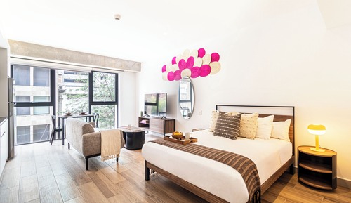 Deluxe Studio Apartment with Queen Bed