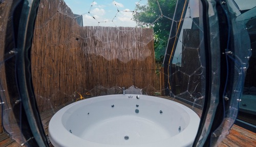 Basic Bungalow, Jetted Tub