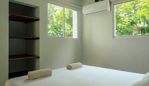 Standard Room, 1 Queen Bed, Courtyard View