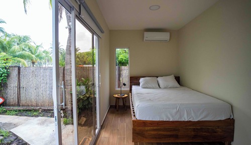 Basic Room, 1 Queen Bed, Courtyard View