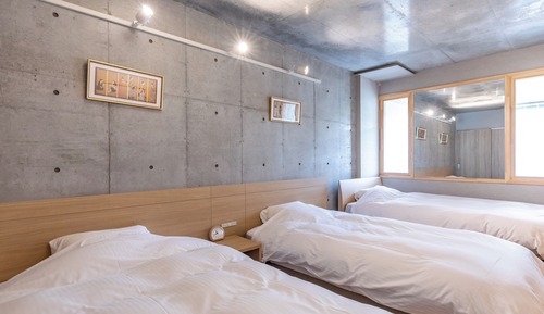 Family Room, Non Smoking (3 Semi-double beds)