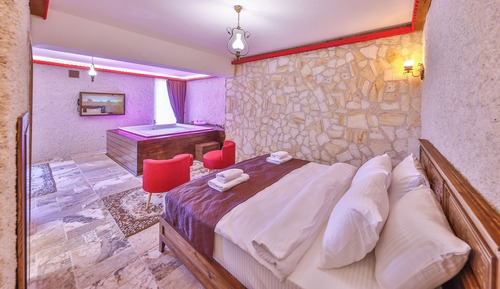 Honeymoon Room, 1 Queen Bed with Sofa bed, Hot Tub, Garden Area