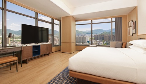 Deluxe Room, 1 King Bed, Corner