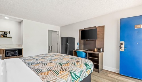 Deluxe Room, 1 King Bed, Non Smoking, Refrigerator & Microwave