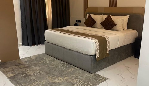 Junior Suite, 1 King Bed, Non Smoking, Private Bathroom