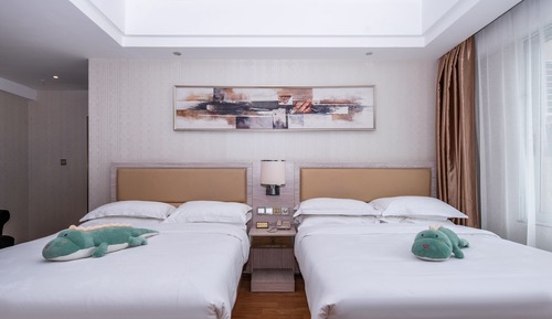 Comfort Room, Multiple Beds, Non Smoking, City View