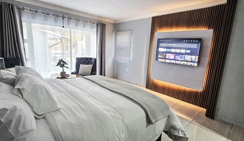 Executive Studio Suite, 1 King Bed, Balcony, Pool View